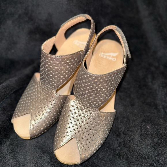 Dansko Silver Sandals with Perforated Upper and Slingback new* - Picture 2 of 16